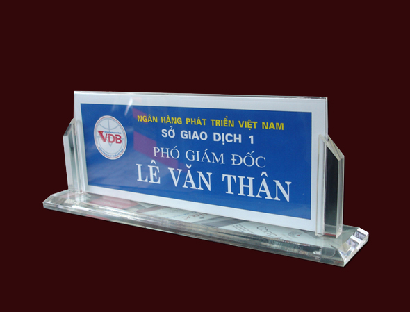 biển chức danh để bàn