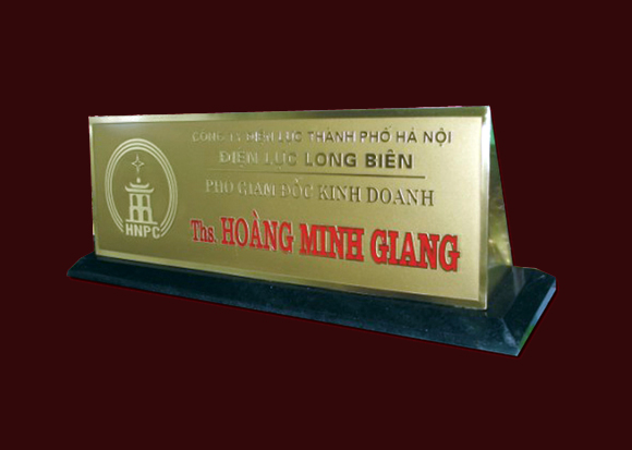 biển chức danh để bàn