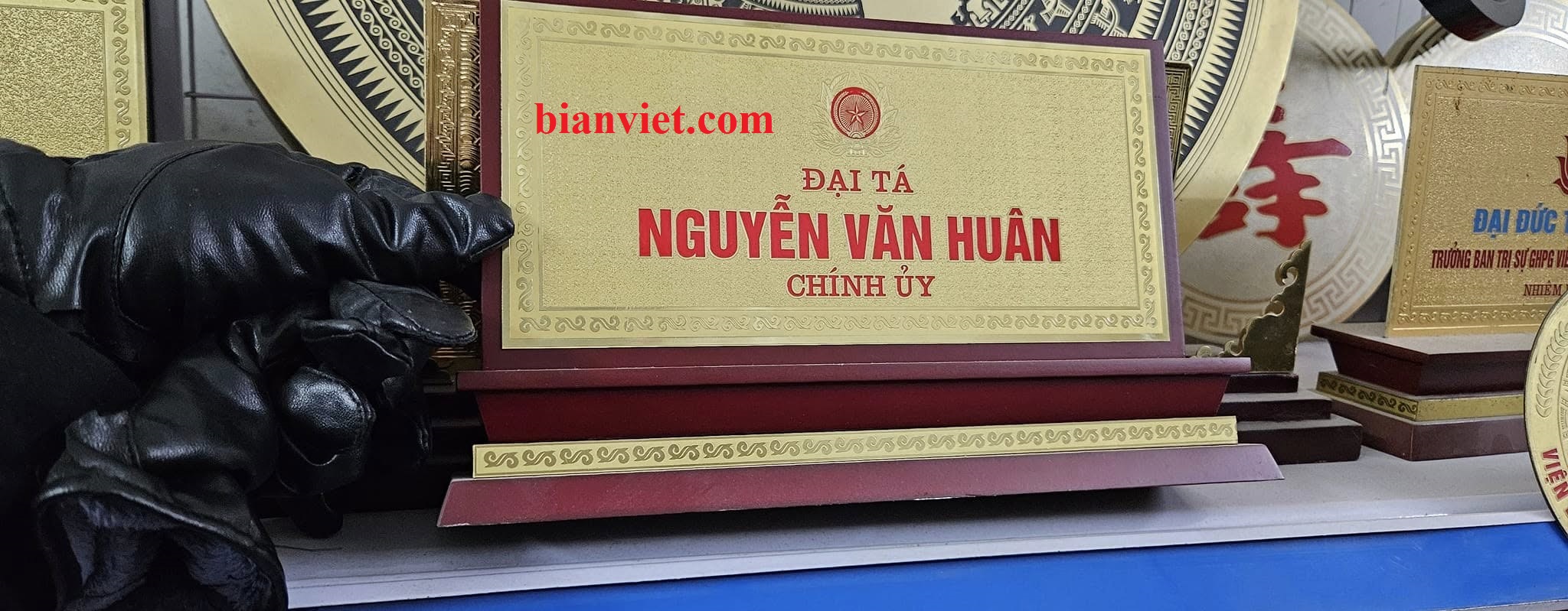 Làm biển chức danh mặt đồng đế gỗ