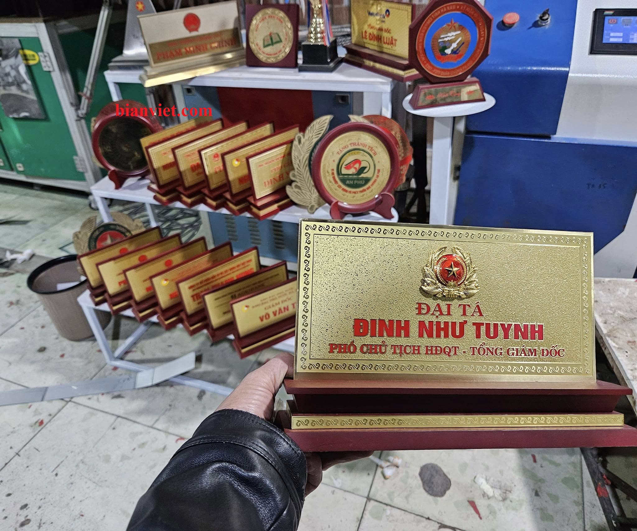 Làm biển chức danh mặt đồng đế gỗ