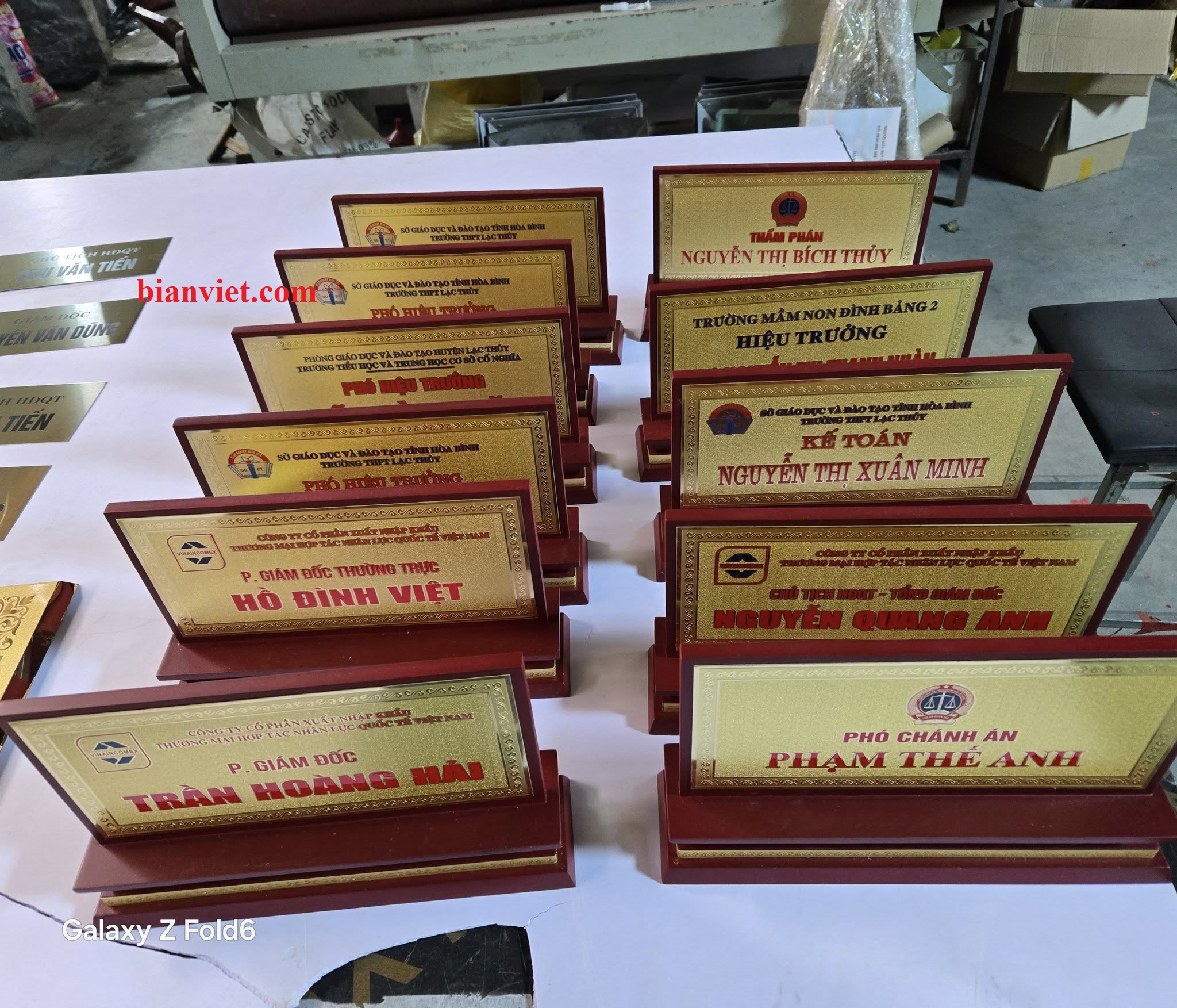 Làm biển chức danh mặt đồng đế gỗ