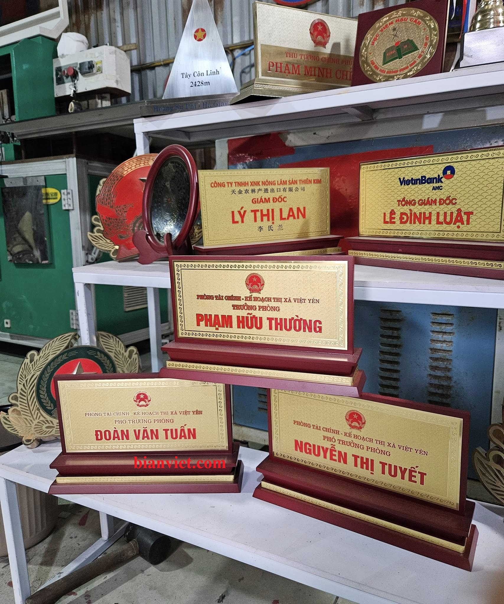 Làm biển chức danh mặt đồng đế gỗ