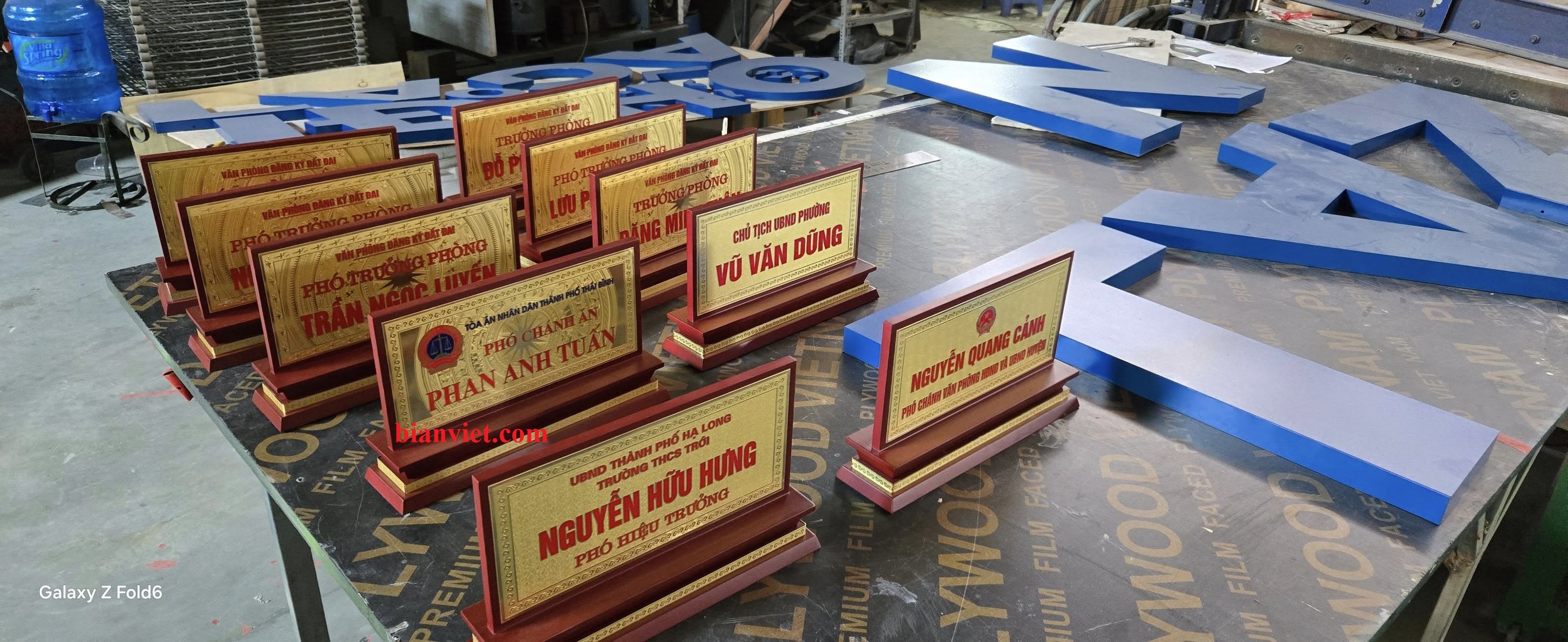 Làm biển chức danh mặt đồng đế gỗ